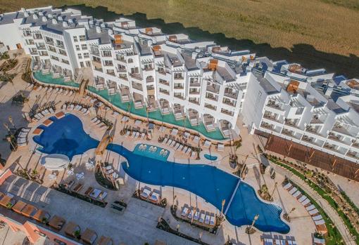 El Hotel Zahara Beach, uno de los mejores resort de España, abre este 13 de mayo