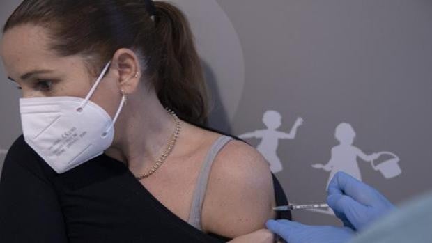 Andalucía anuncia que comenzará a vacunar a los gaditanos entre 40 y 49 años el próximo mes de junio