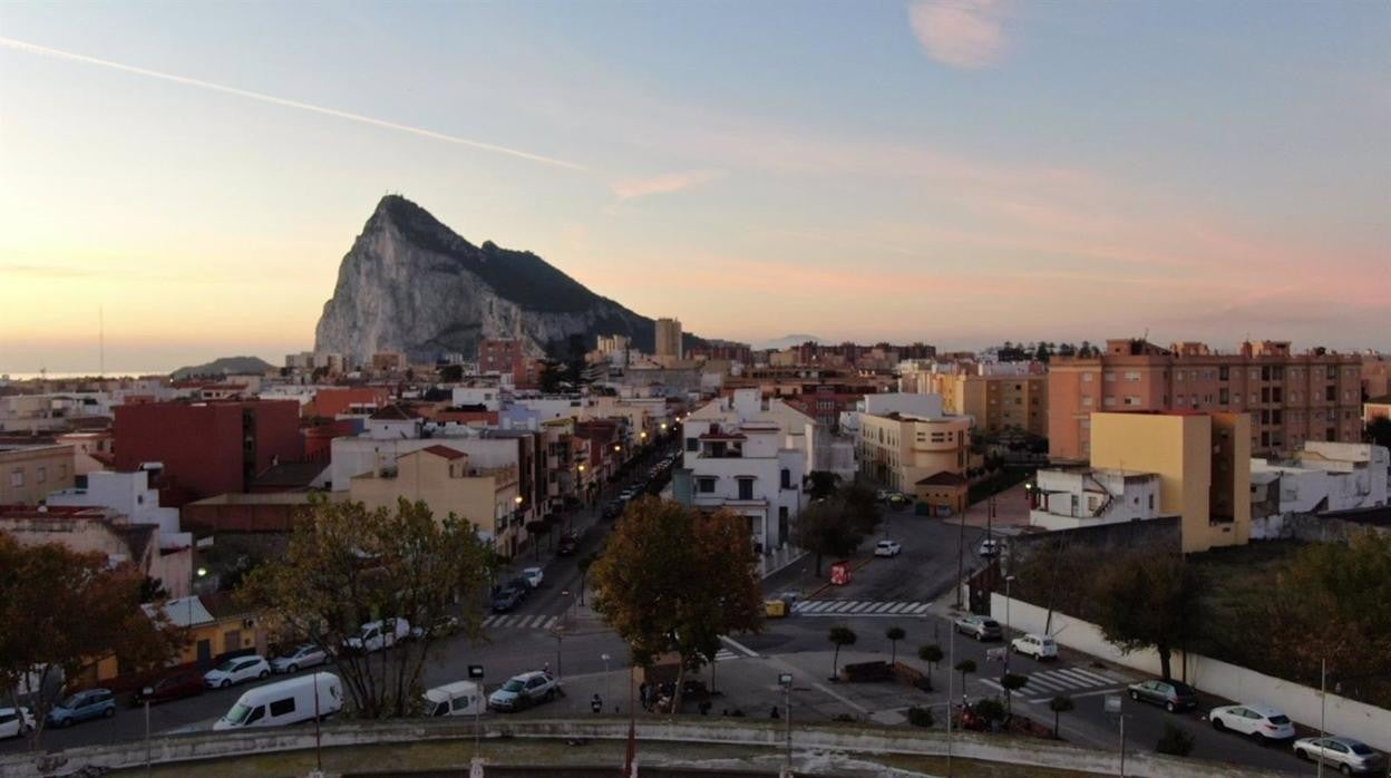 Un incendio en La Línea en una madrugada «más tranquila» tras varias noches de disturbios