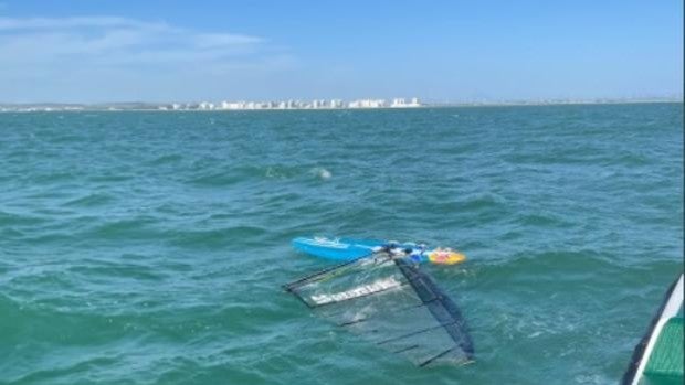 El windsurfista Paco Manchón, de 74 años, rescatado con hipotermia en la Bahía de Cádiz