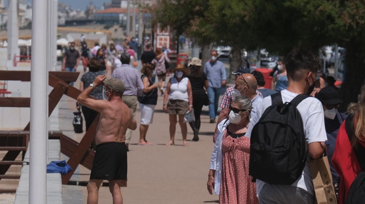 Caída en picado de ingresos y más de 3.000 vacunas en las últimas 24 horas en Cádiz