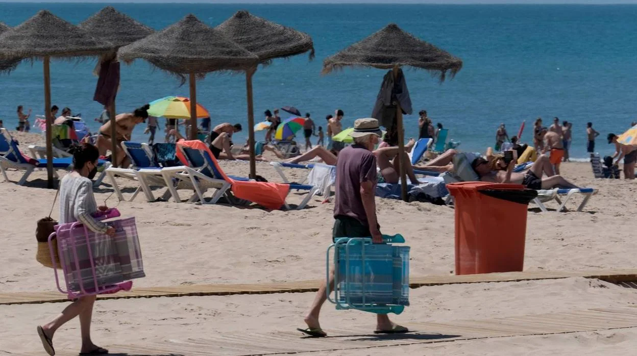 Las playas de Cádiz activan sus planes antiCovid: así serán los aforos y las medidas en todos los municipios