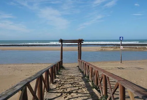 Acceso a la playa de Cortadura.