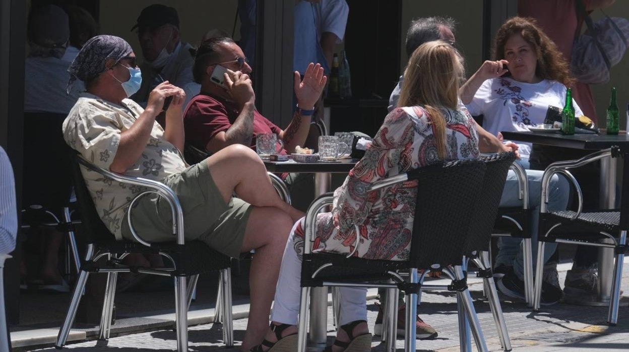 Ciudadanos en una terraza este fin de semana en Cádiz.