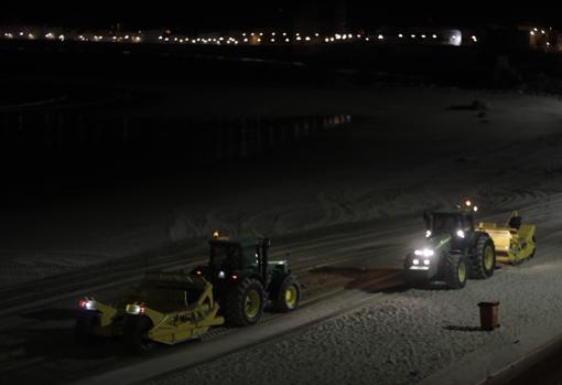 Así es la regeneración de la playa Santa María del Mar de Cádiz: por la noche y termina este miércoles