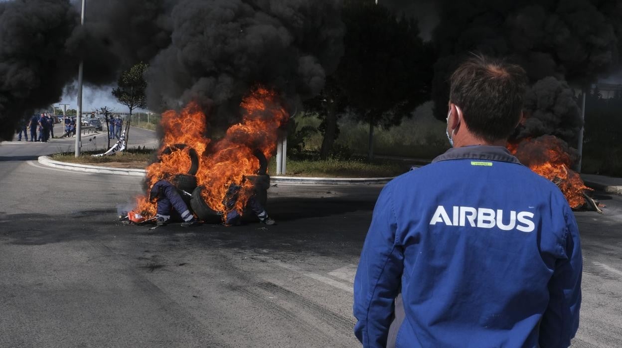 Protestas en la puerta de la factoría contra el cierre de la planta de Airbus Puerto Real