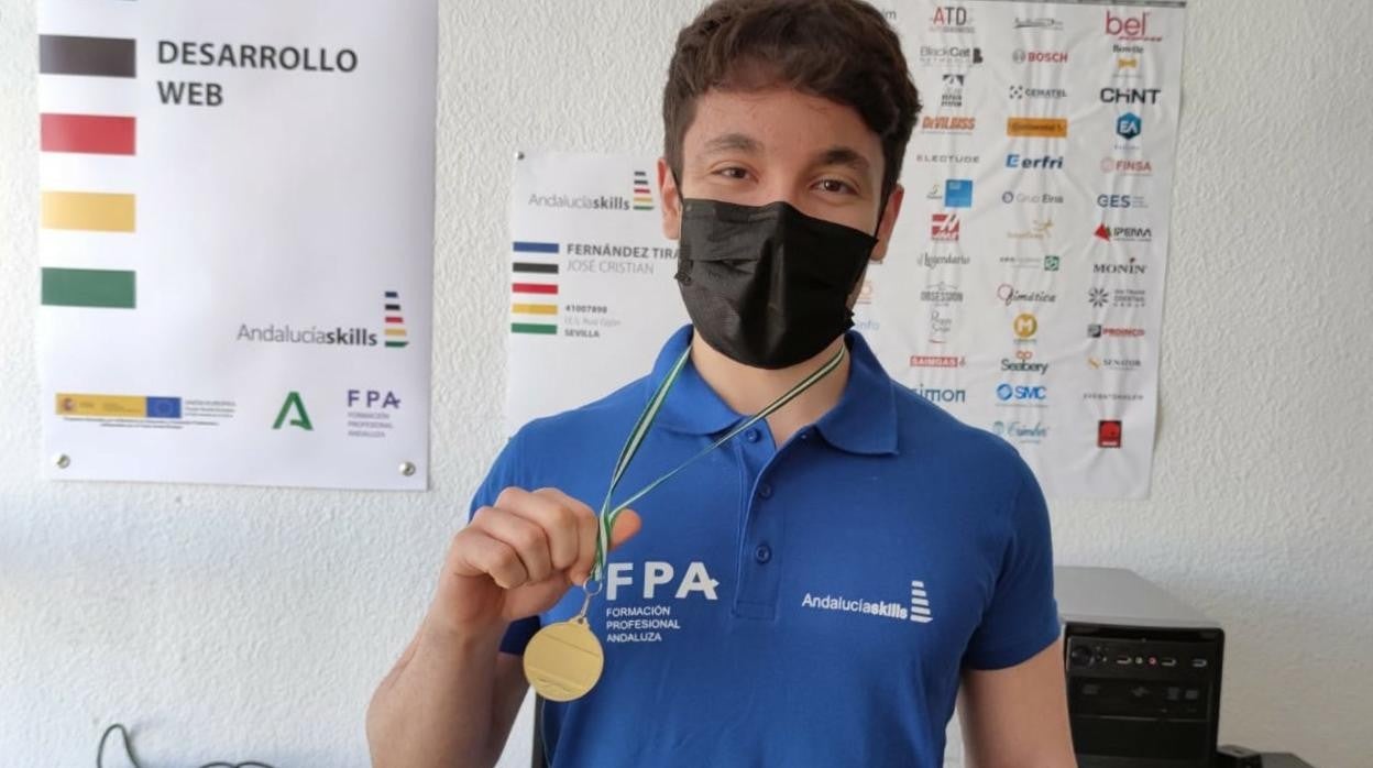 El joven utrerano mostrando la medalla de oro que ha logrado en la modalidad de Desarrollo Web