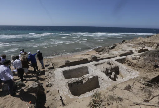 Descubren restos humanos y un ajuar de 4.000 años de antigüedad en el yacimiento de Los Caños de Meca