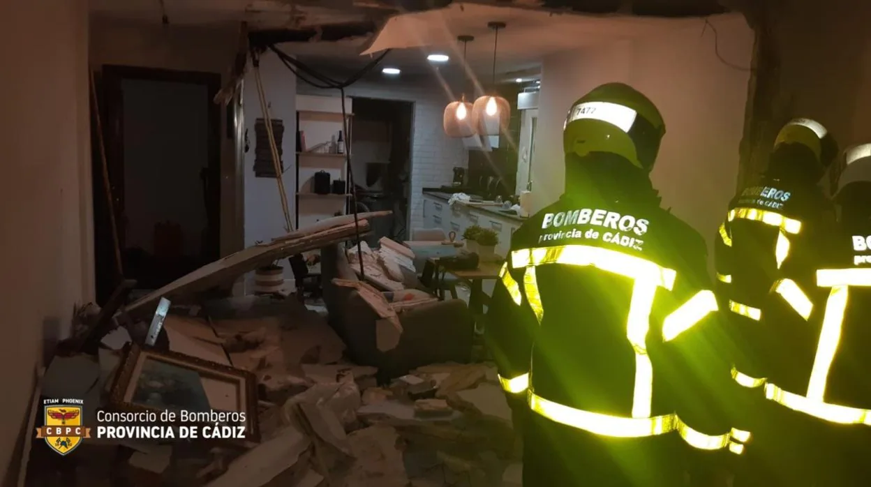 Una explosión de gas provoca importantes daños en una casa de la Segunda Aguada en Cádiz