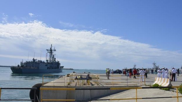 La 'Navarra' zarpa de Rota con presencia de familiares en el muelle por primera vez desde el inicio de la pandemia