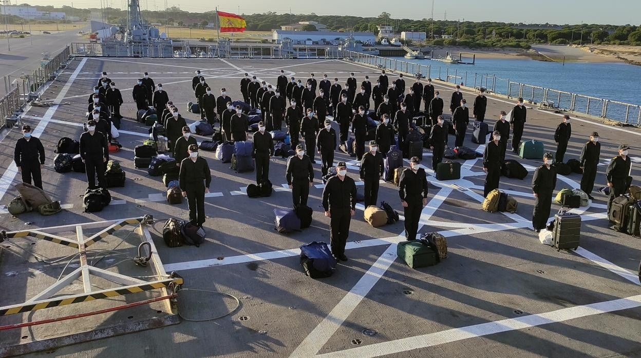 Alumnos formados en la cubierta del 'Castilla'.