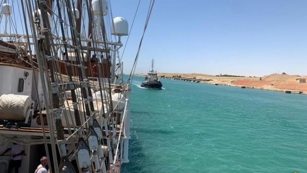 El Juan Sebastián de Elcano cruza el Canal de Suez y comienza el tránsito de vuelta a España por el mar Mediterráneo