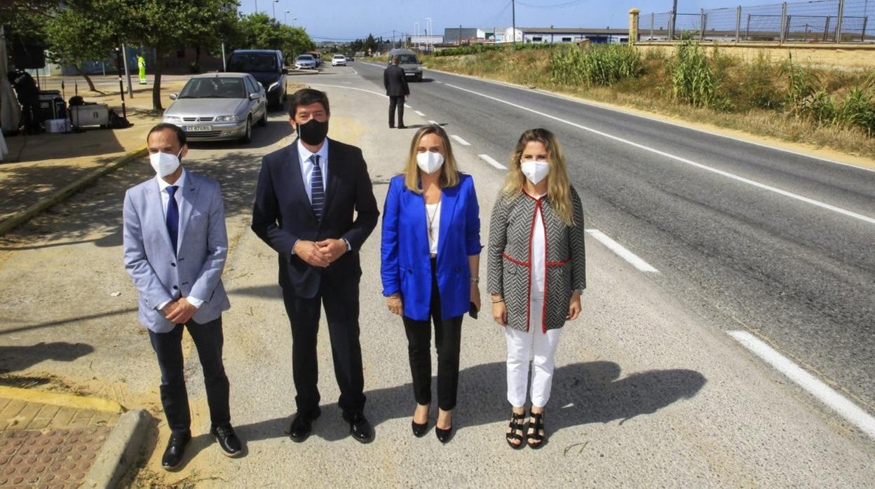 Juan Marín y Marifran Carazo junto a Ana Mestre y el alcalde de Sanlúcar.