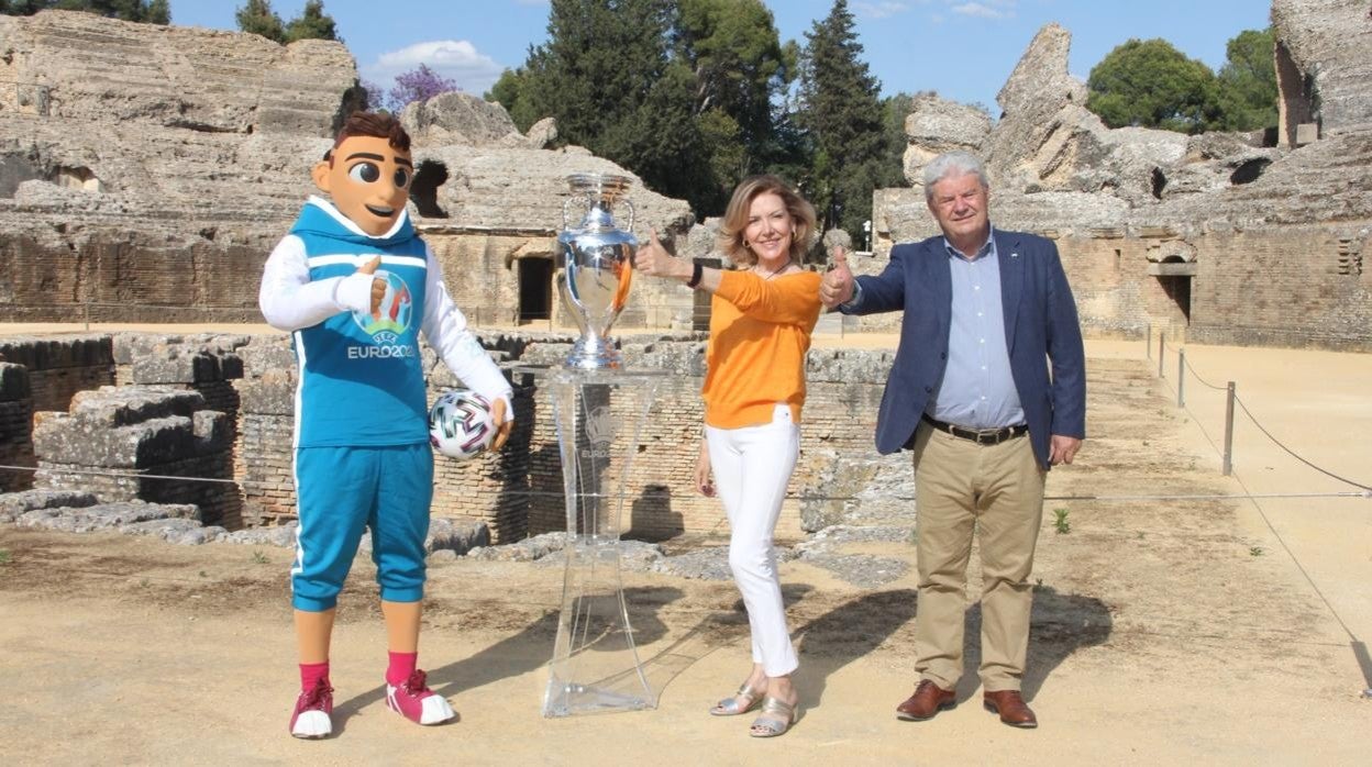 La mascota de la Eurocopa junto a la presidenta del consejo asesor de la candidatura y el alcalde de Santiponce