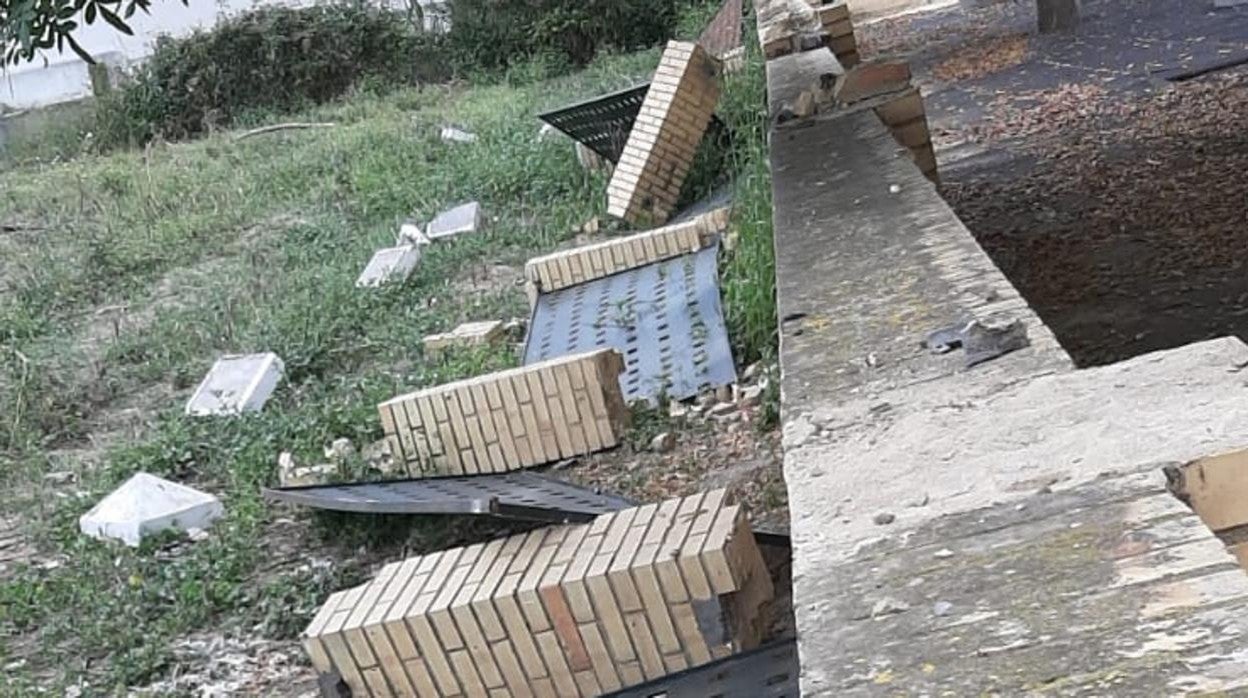 Parte del muro caído en el colegio Miguel Hernández de Brenes