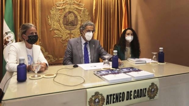 La historiadora Alicia Vallina presenta su libro 'Hija del Mar' en el Ateneo de Cádiz