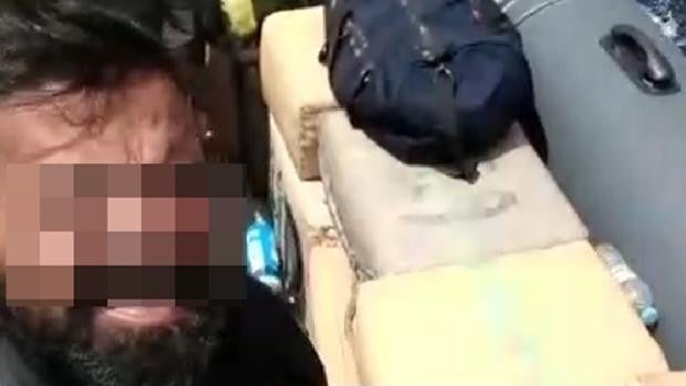 Se graba a bordo de una narcolancha cargada de hachís en el Estrecho de Gibraltar