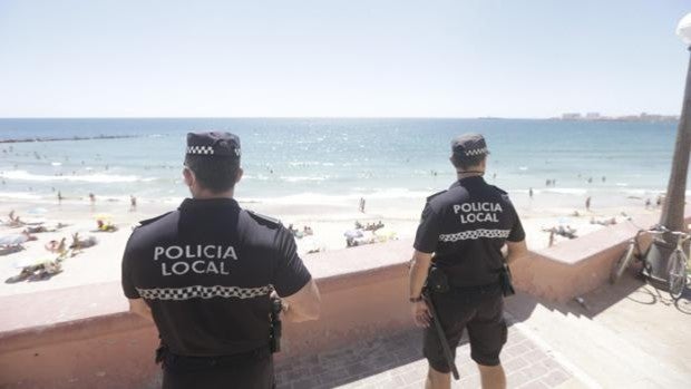 Falta de interés municipal para que la Policía Local vuelva a las playas de Cádiz