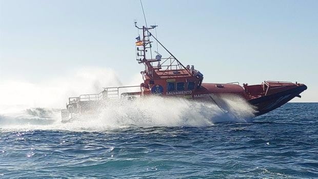 Trasladan al puerto de Algeciras a cinco personas de una patera rescatada en aguas del Estrecho