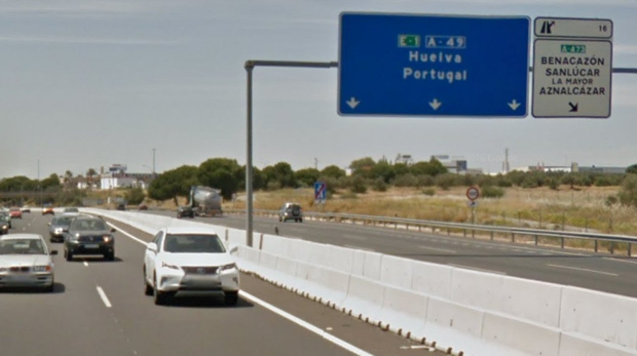 El accidente se ha producido en el kilómetro 16,5 de la A-49, en Benacazón y en sentido Huelva