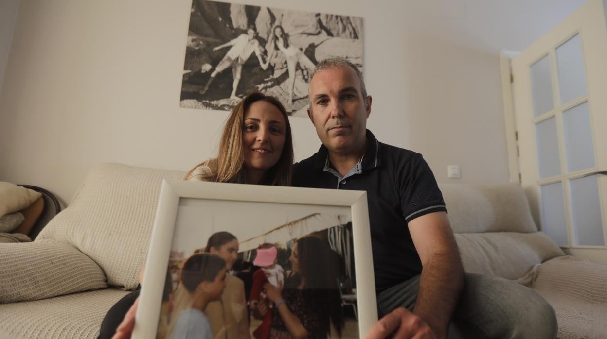 Blas y Ana Belén, un matrimonio de Chiclana, llevan seis años acogiendo en su familia a menores que necesitan un hogar.