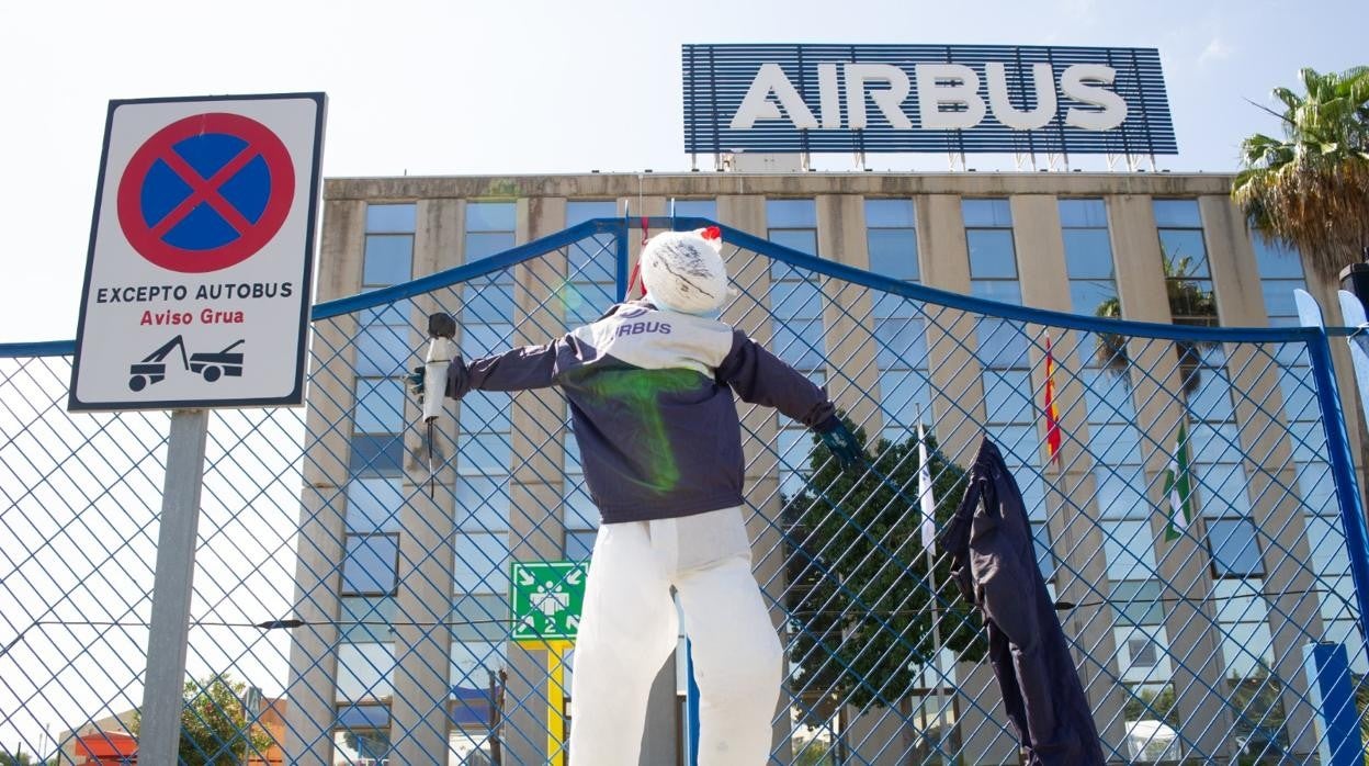 Muñeco colgado en la entrada de la factoría de Airbus Puerto Real