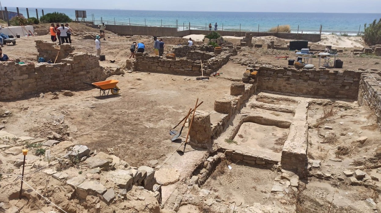 Investigadores de la UCA prosiguen con las excavaciones en el barrio meridional de Baelo Claudia