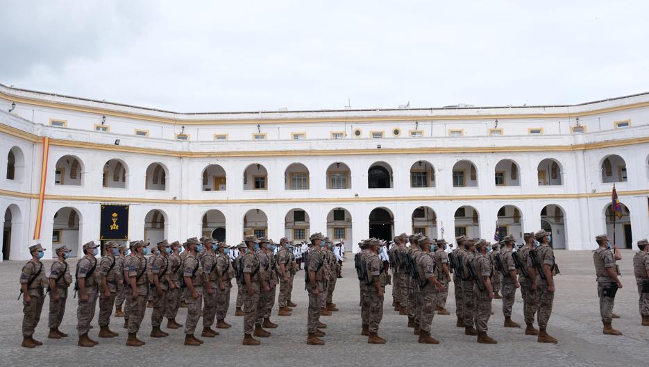 Vídeo: Así ha sido el recibimiento en el TEAR a los infantes de Marina que han llegado de Malí