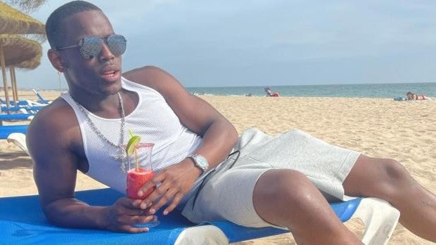 El actor Micheal Ward aprovecha el tiempo libre de un rodaje para Netflix en las playas de Cádiz