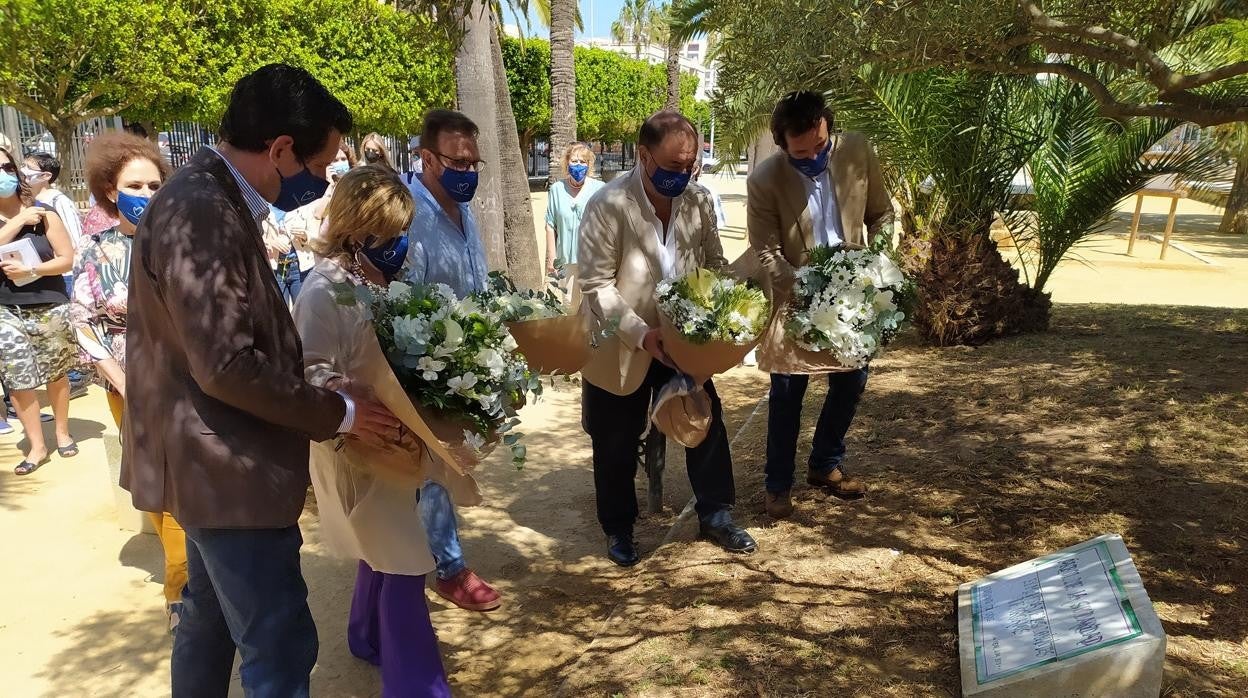 Momento de la ofrenda floral en Cádiz