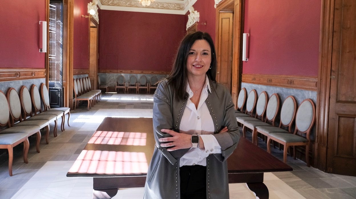 Patricia Cavada, alcaldesa de San Fernando, en el interior del nuevo Ayuntamiento