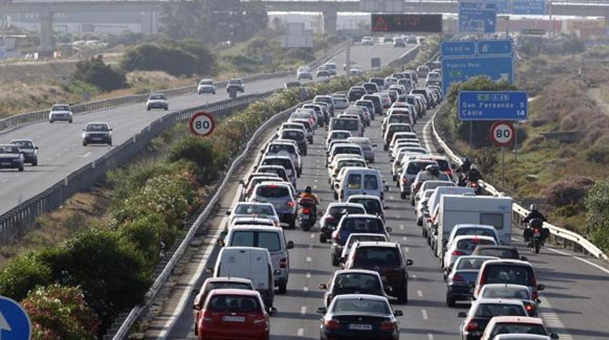Un carril adicional, la fórmula para acabar con los atascos en la autovía Cádiz-Sevilla (AP-4) los fines de semana