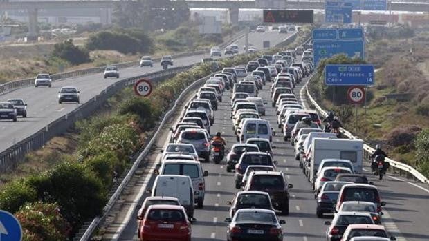 Un carril adicional, la fórmula para acabar con los atascos en la autovía Cádiz-Sevilla (AP-4) los fines de semana