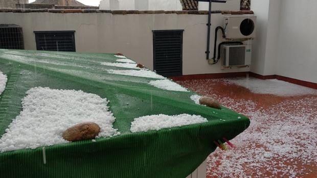 Una impresionante granizada descarga sobre Écija que deja inundadas sus calles