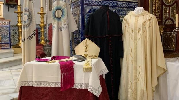 La familia de Juan del Río dona a la parroquia de Pilas objetos personales del que fuera arzobispo castrense