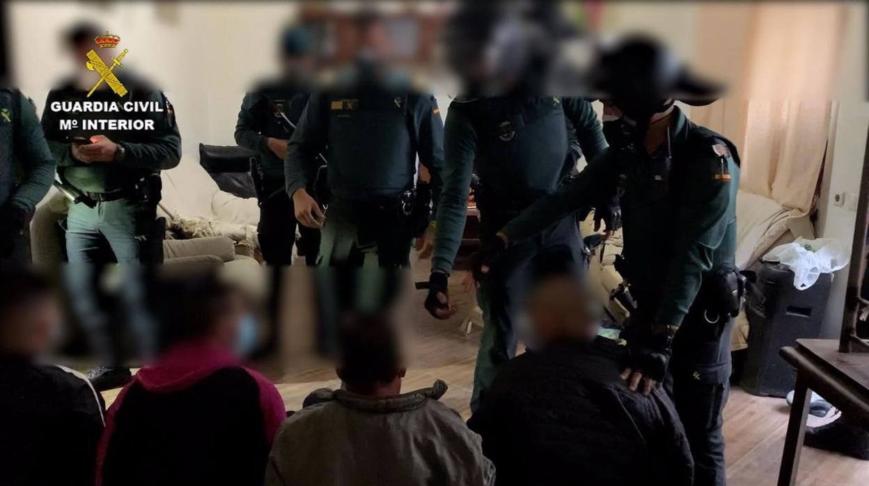 Imagen de una operación antidroga de la Guardia Civil con cuatro detenidos por traficar con marihuana en Puerto Serrano.