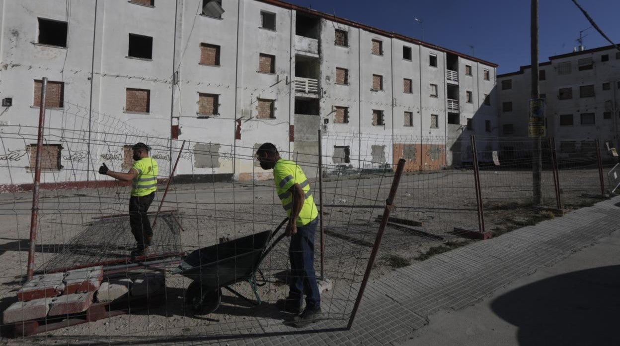 Operarios este lunes en la barriada portuense