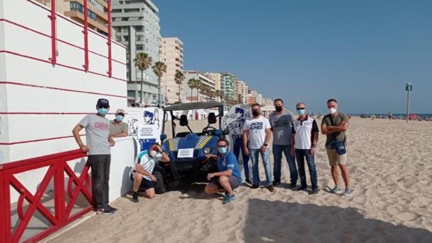 Policía Local de cartón para vigilar este verano las playas de Cádiz