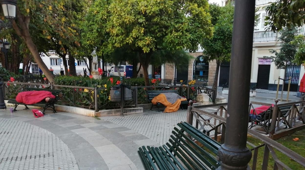 La plaza de Candelaria ha amanecido este martes llena de personas sin hogar durmiendo en bancos y jardines.