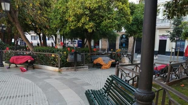 La plaza de Candelaria en Cádiz, convertida en un 'camping'