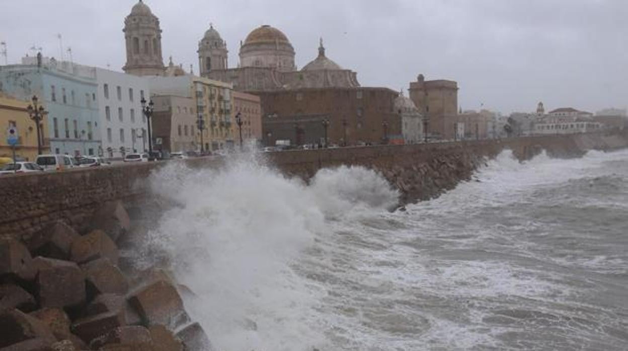 Aviso amarillo este martes en Cádiz por fuerte oleaje