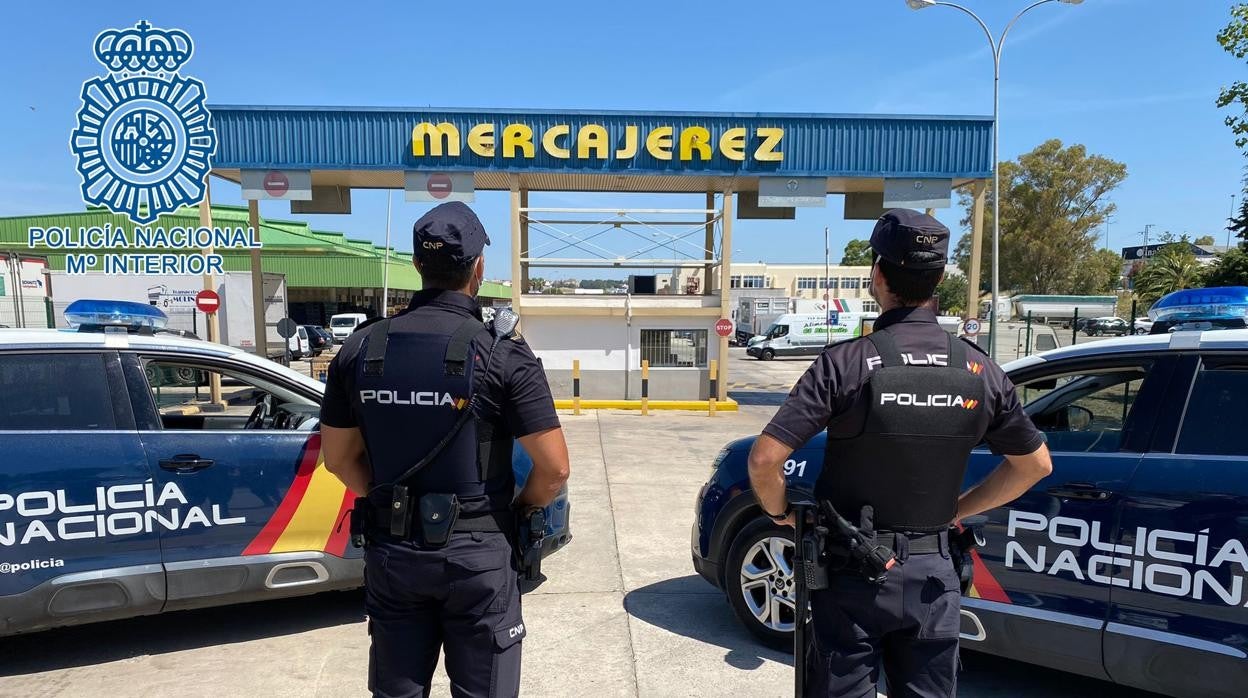 Los agentes de la Unidad de Paisano Centauros, frente al MercaJerez.