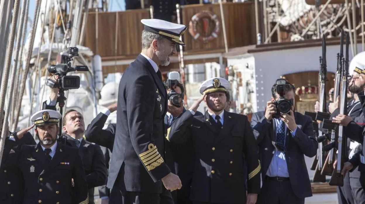 Felipe VI en 2018, cuando visitó el buque con su padre, el Rey Emérito Juan Carlos I.
