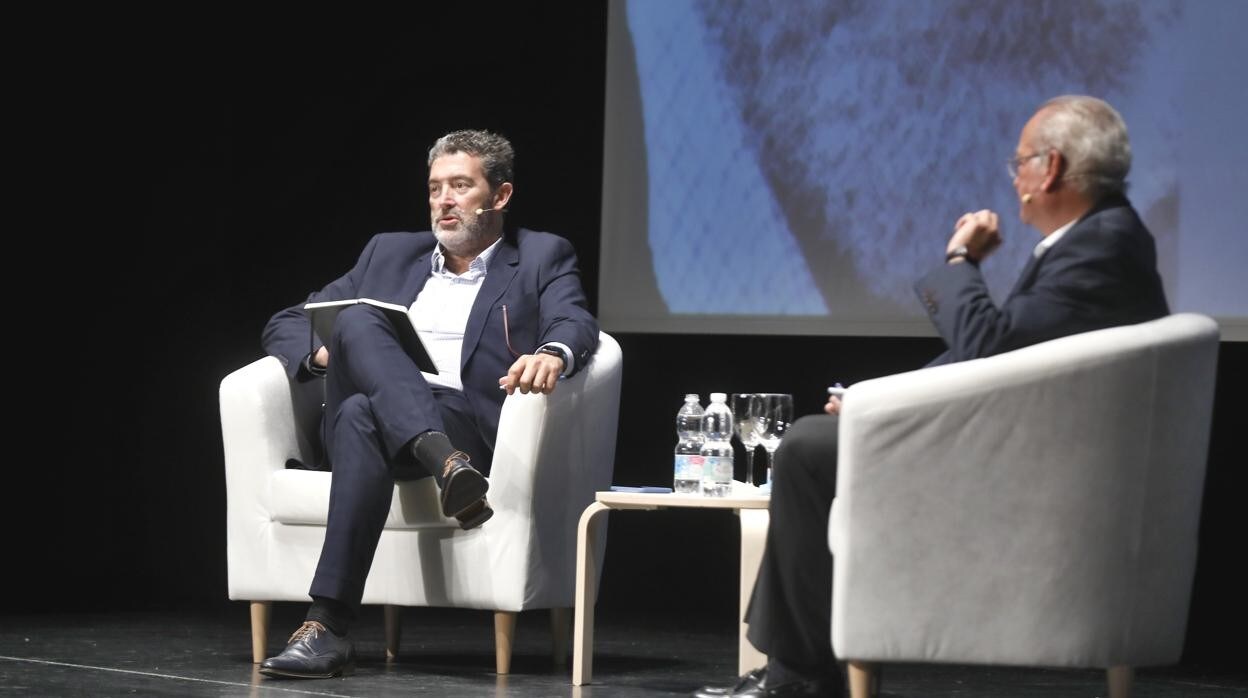 El director de ABC, Julián Quirós y el director de ABC de Sevilla, Álvaro Ybarra, ayer en Tomares