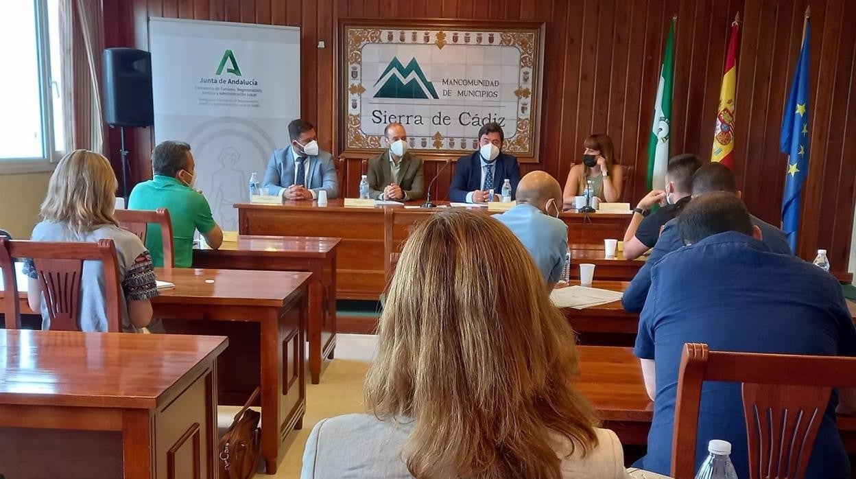 Reunión del director general de Administración Local de la Junta, Joaquín López-Sidro, y el delegado con los alcaldes de la Sierra de Cádiz para explicarles las ayudas.