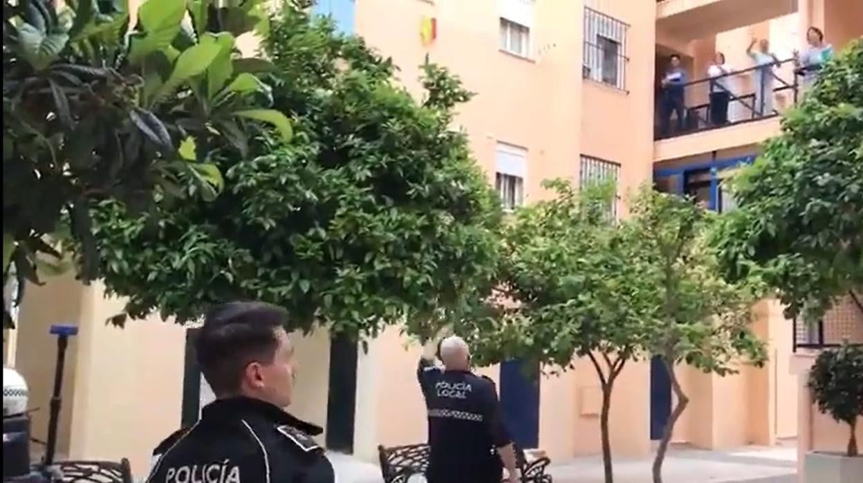 El exjefe de la Policía con otro compañero animando a los vecinos durante el confinamiento