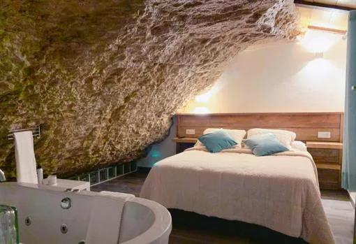 Coincidencia Matemático carbón Las casas cueva de Setenil de las Bodegas más impresionantes para dormir  dentro de una roca