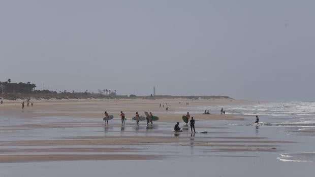 El Palmar de Vejer, entre las mejores playas de España para surfear este verano