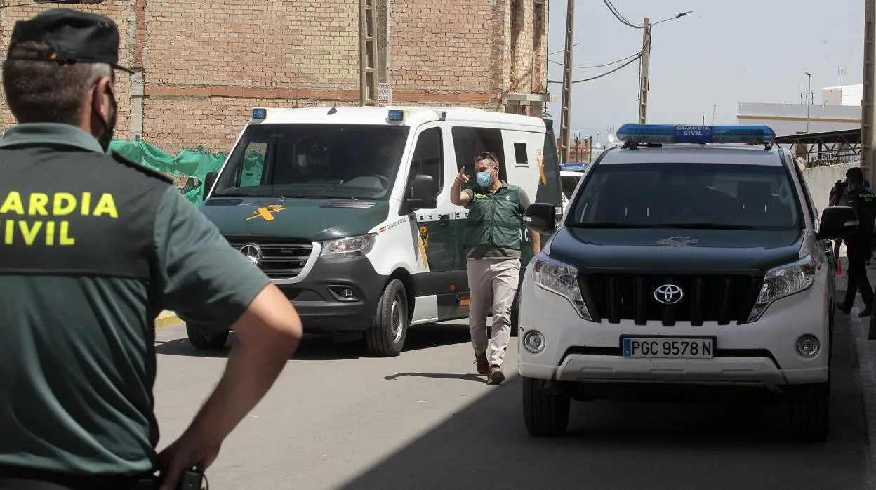 El furgón policial donde fue trasladado el detenido iba escoltado por vehículos de la Guardia Civil