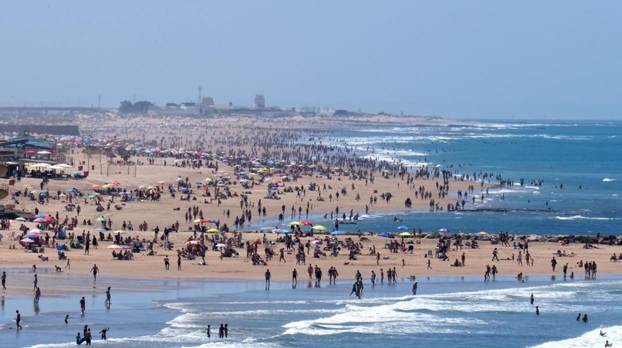 Las playas de Cádiz, llenas de bañistas en pleno mes de mayo.